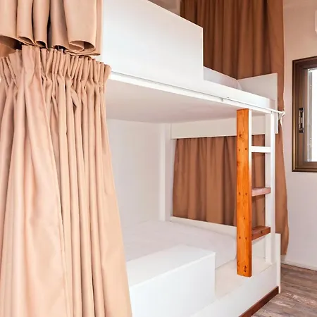 Hostal The Harbour Private Cabins And Protaras