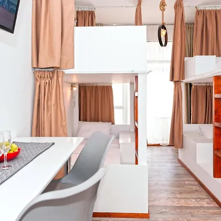 Hostal The Harbour Private Cabins And