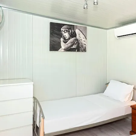 The Harbour Private Cabins And Hostal Protaras