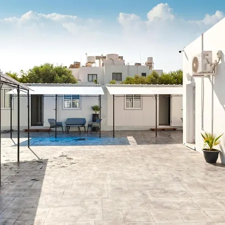 Hostal The Harbour Private Cabins And